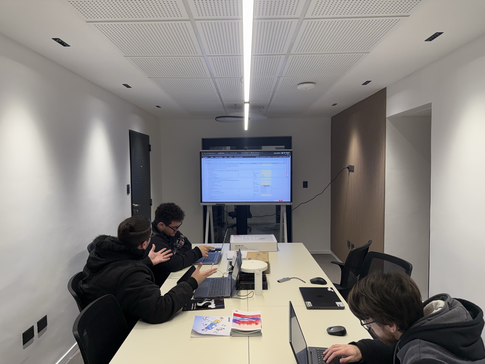 Sesión de capacitación técnica con equipamiento Huawei sobre la mesa del laboratorio.