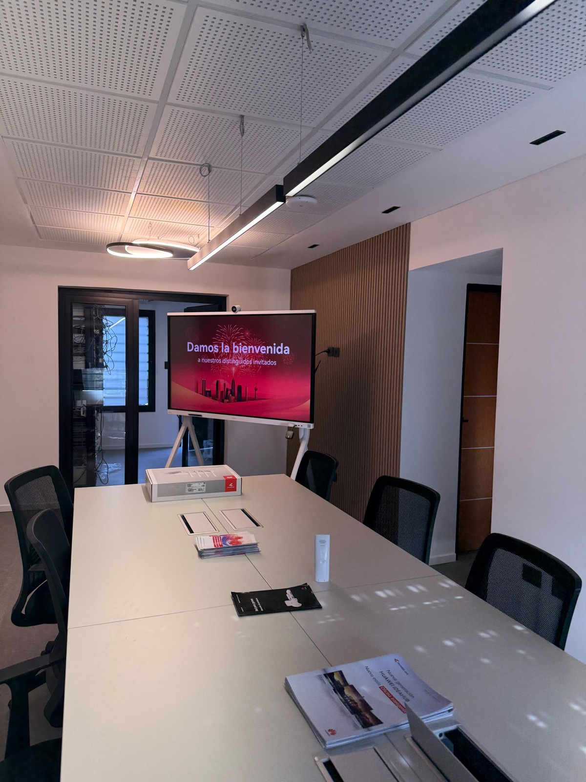 Sala de laboratorio y capacitación con pantalla Huawei IdeaHub.