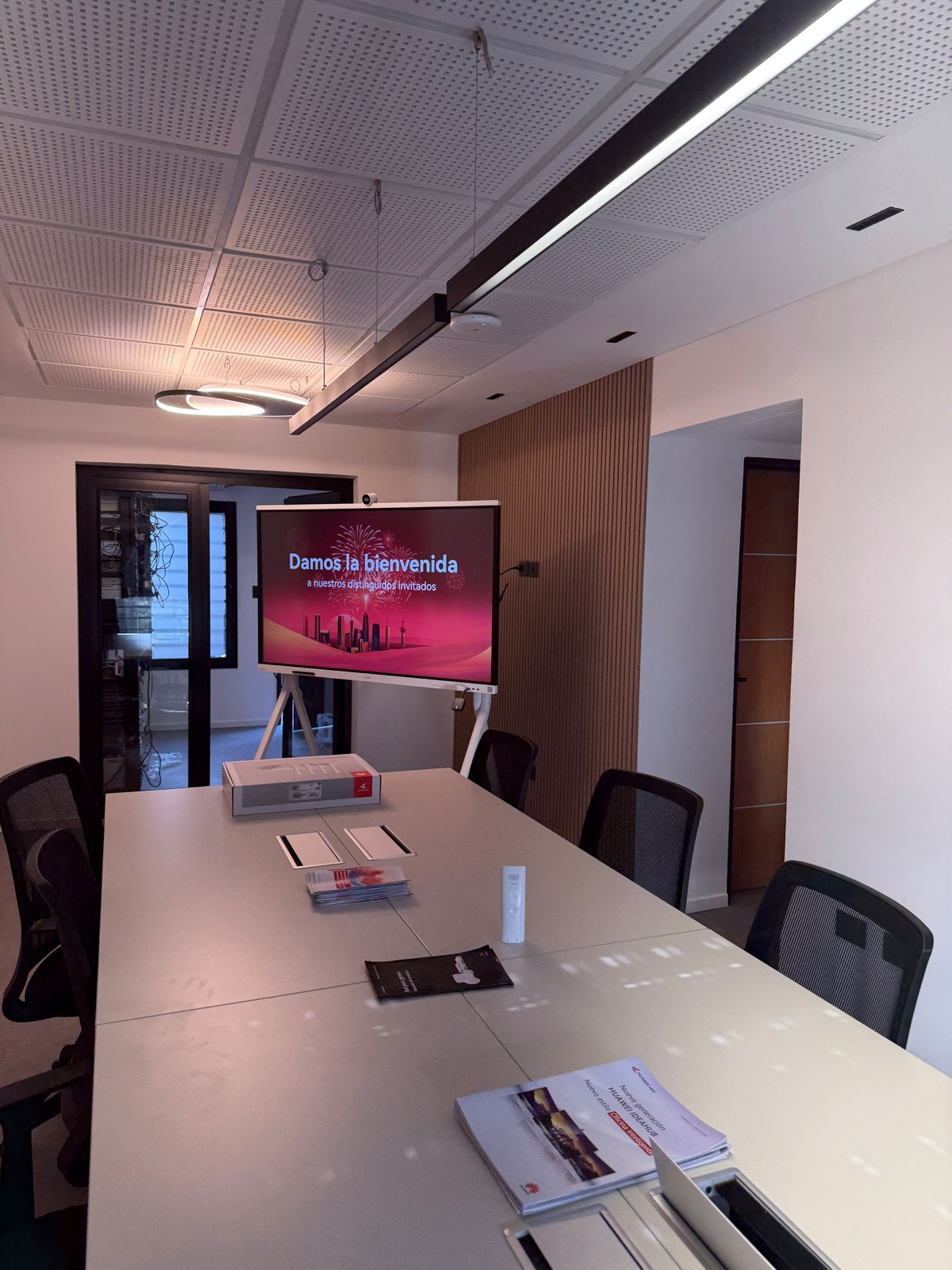 Sala de reuniones y capacitación equipada con pantalla Huawei IdeaHub.